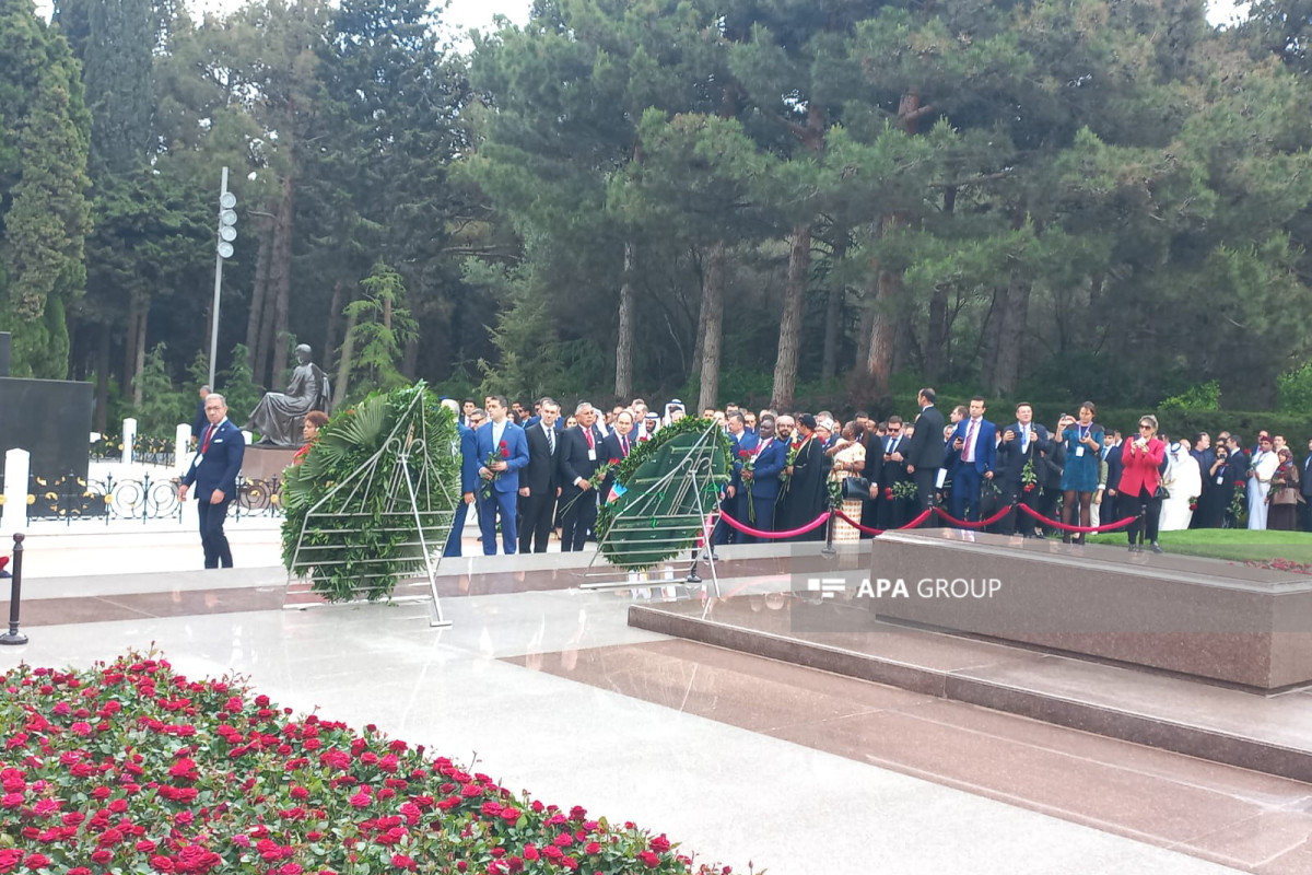Зарубежные парламентарии посетили могилу Гейдара Алиева и Аллею шехидов