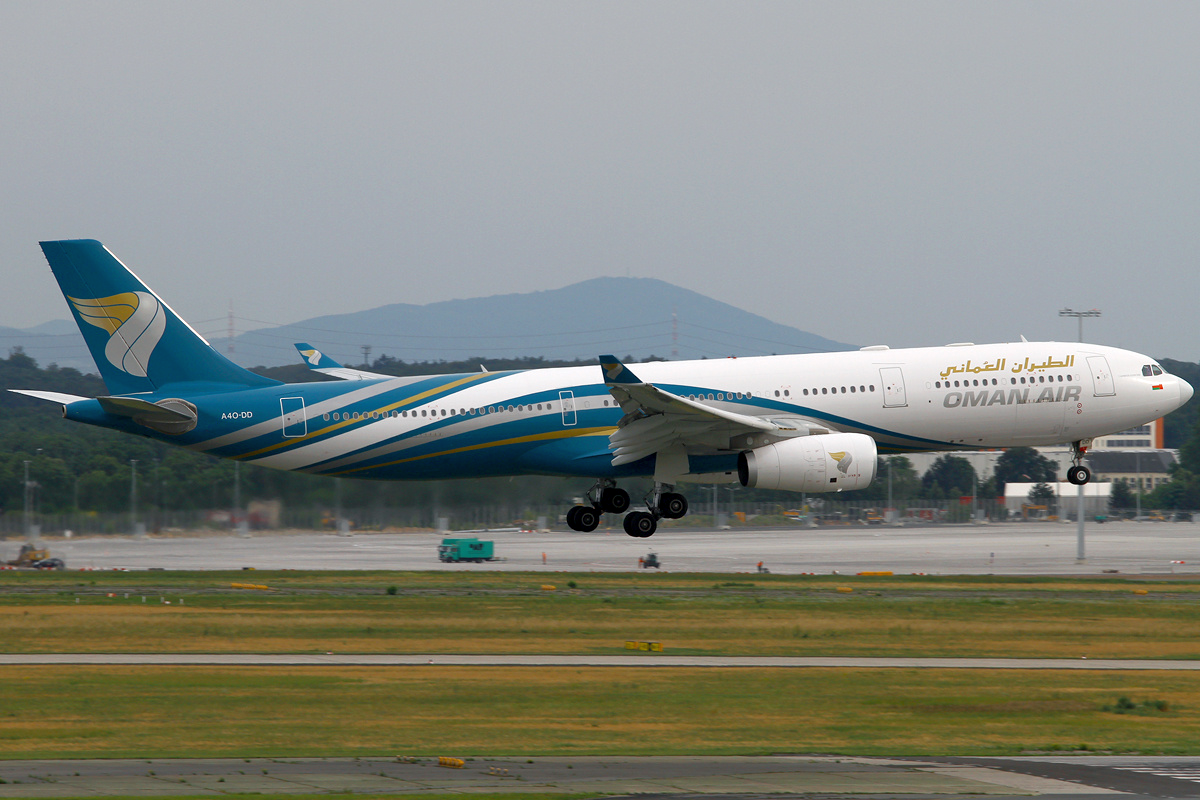“Oman Air”ə məxsus təyyarə İrana eniş edərkən zədələnib