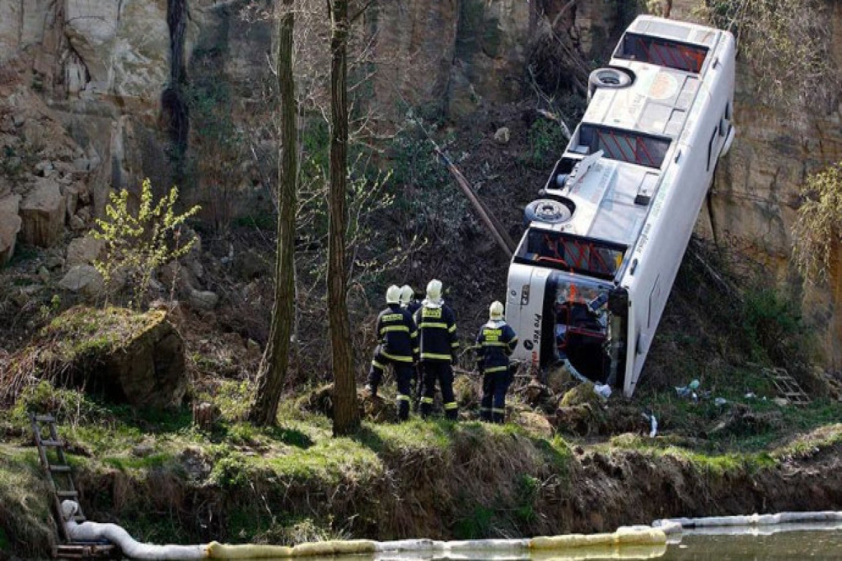 В Перу микроавтобус сорвался с обрыва, 10 человек погибли