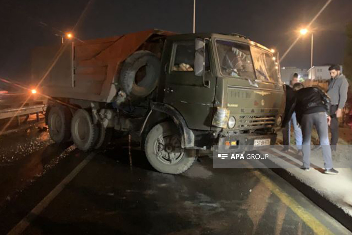 В Баку столкнулись легковой автомобиль и «КамАЗ», пострадали 5 человек-ФОТО 