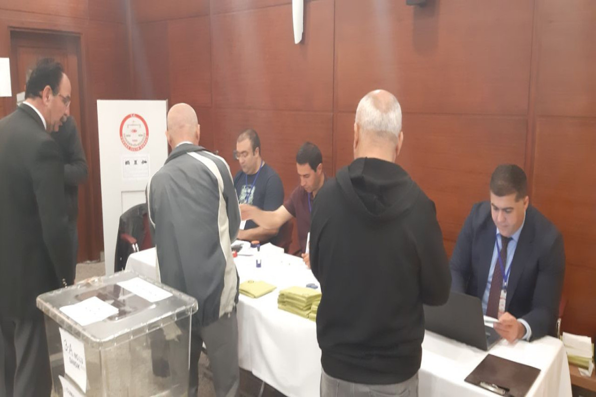Azərbaycandakı Türkiyə vətəndaşları prezident seçkiləri üçün səs verir - FOTO 3 Azərbaycandakı Türkiyə vətəndaşları üçün ikinci tur prezident seçkiləri keçirilir - FOTO