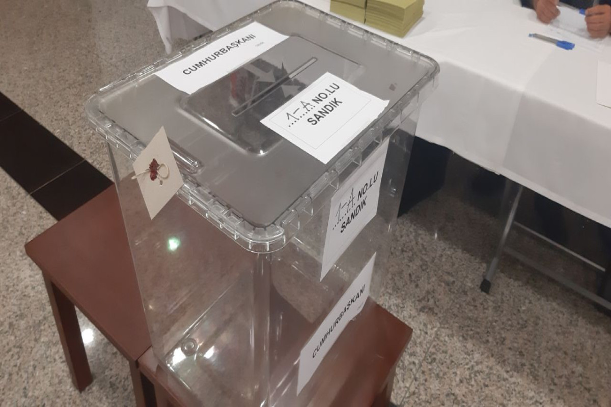 Azərbaycandakı Türkiyə vətəndaşları prezident seçkiləri üçün səs verir - FOTO 4 Azərbaycandakı Türkiyə vətəndaşları üçün ikinci tur prezident seçkiləri keçirilir - FOTO