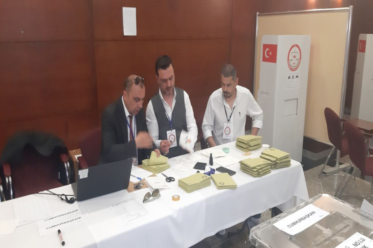 Azərbaycandakı Türkiyə vətəndaşları prezident seçkiləri üçün səs verir - FOTO 6 Azərbaycandakı Türkiyə vətəndaşları üçün ikinci tur prezident seçkiləri keçirilir - FOTO