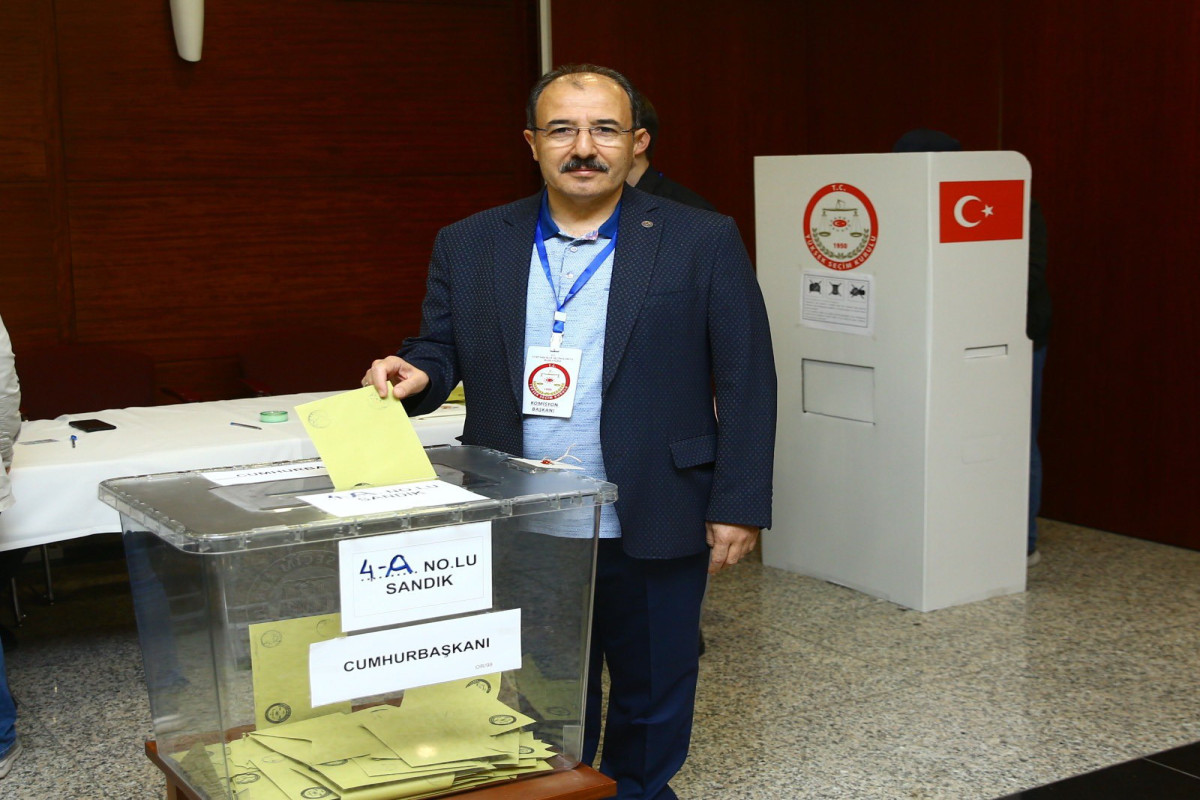 Ambassador voted at II round of presidential elections held for Turkish citizens in Azerbaijan -PHOTO -UPDATED 