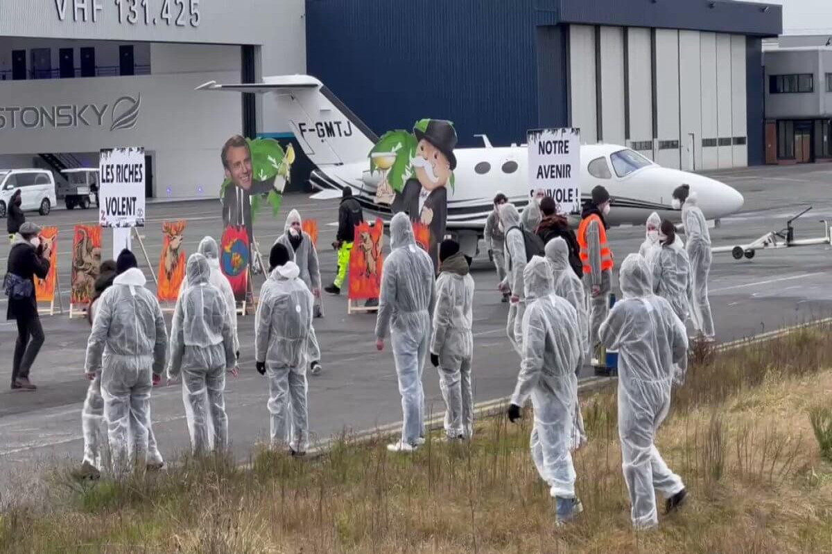Экоактивисты попытались помешать работе аэропорта в Каннах