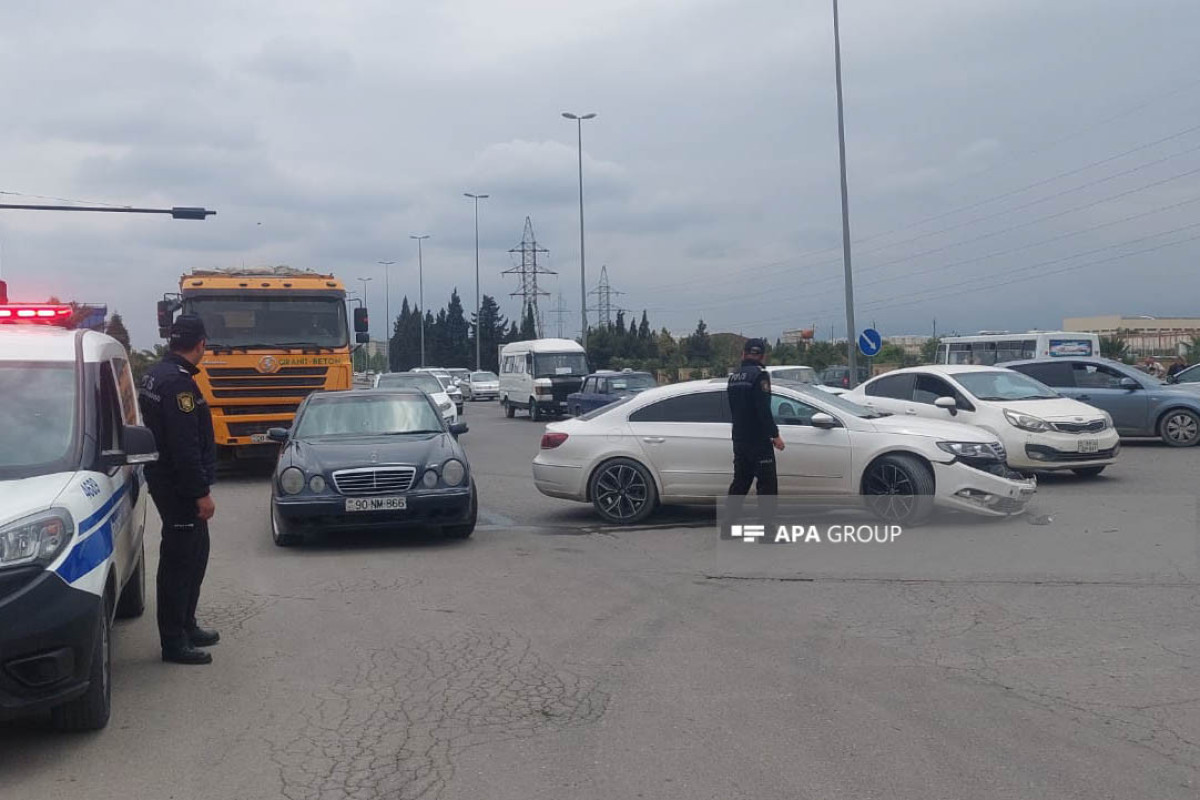 Gəncədə minik avtomobili yük maşını ilə toqquşub - FOTO 