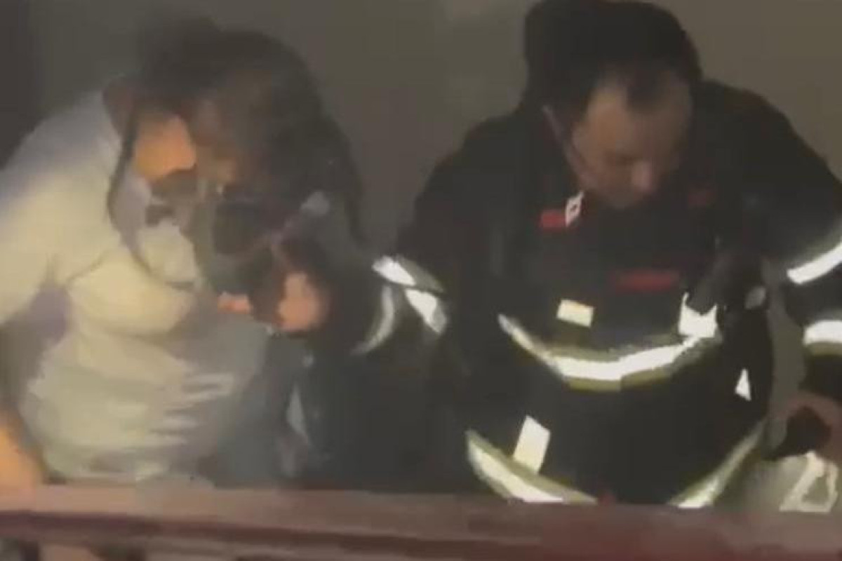 Bakıda çoxmərtəbəli yaşayış binasında yanğın olub, 17 nəfər təxliyə edilib - VİDEO 