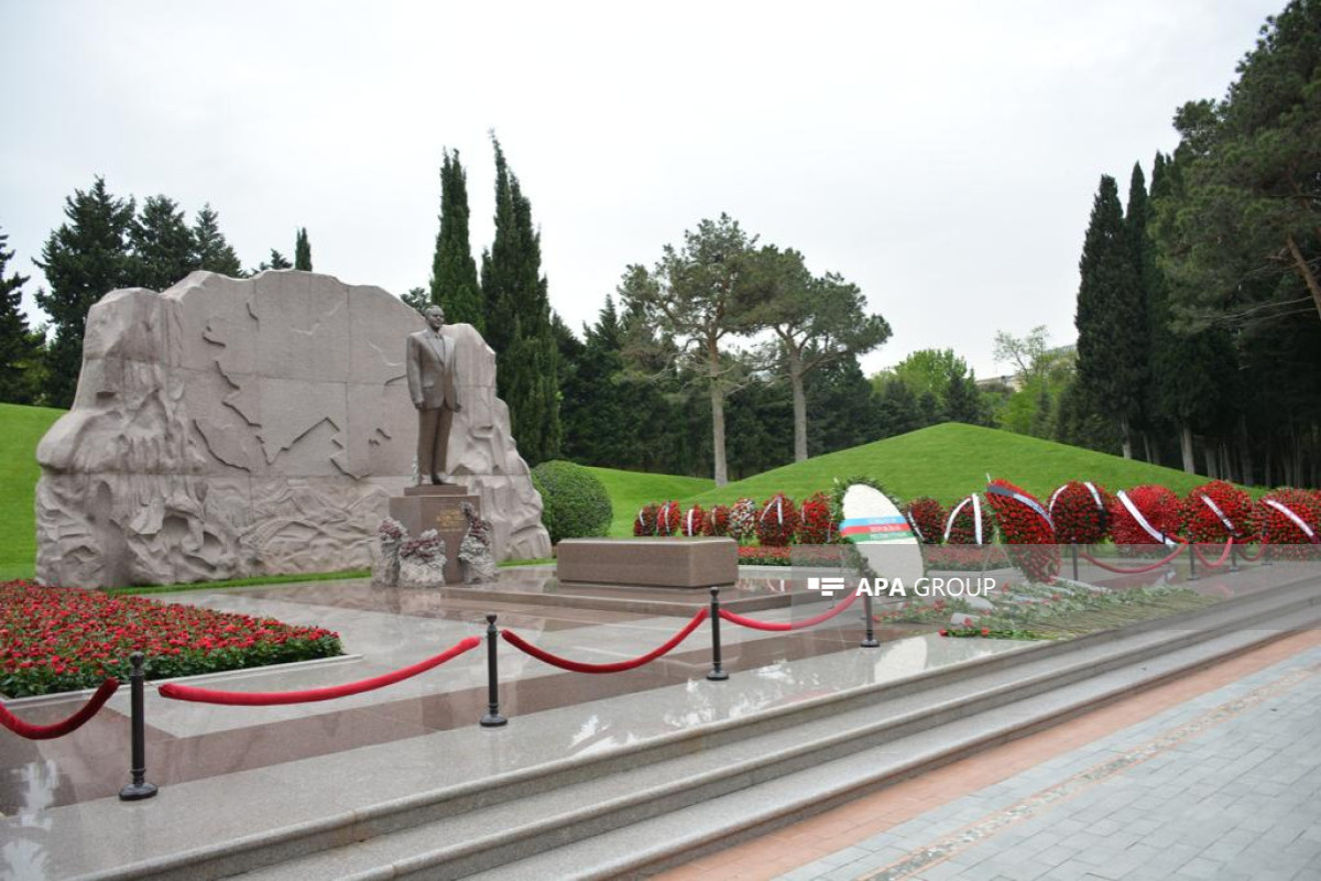 Monteneqro parlamentinin sədri Fəxri xiyabanı və Şəhidlər xiyabanını ziyarət edib