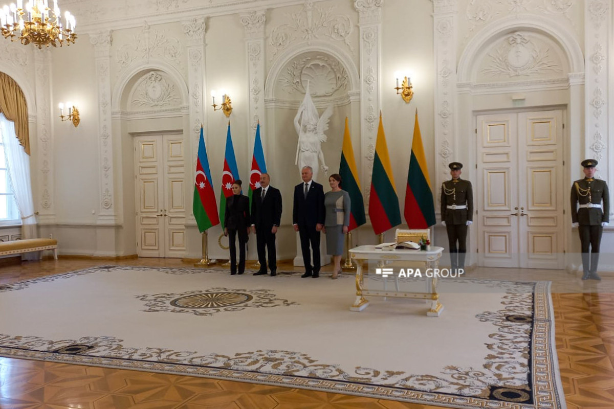 Состоялась официальная церемония приветствия Ильхама Алиева в Президентском дворце в Вильнюсе