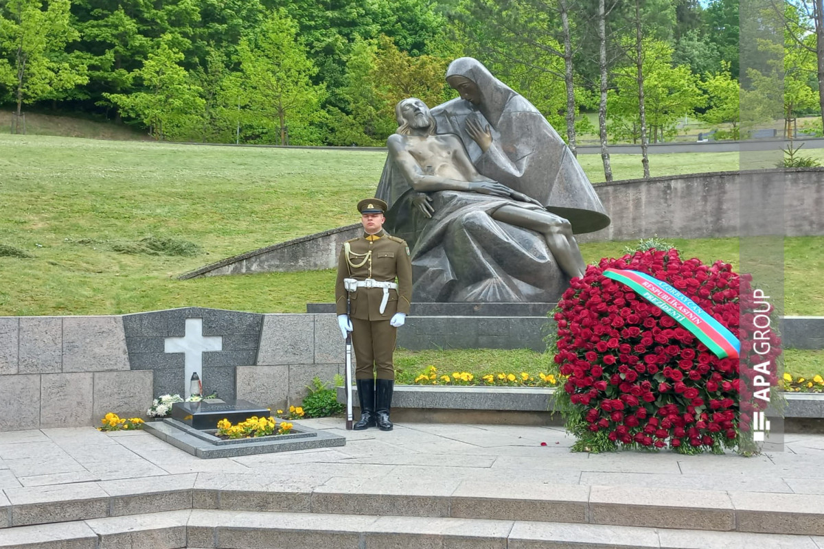 Президент Ильхам Алиев в Вильнюсе посетил памятник погибшим за независимость Литвы