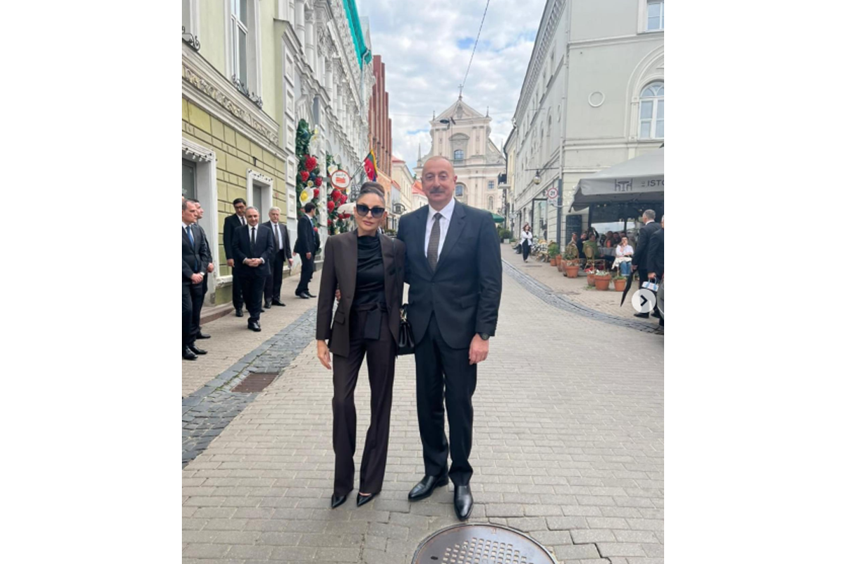 Президент Ильхам Алиев и Мехрибан Алиева совершили прогулку по Старому городу Вильнюса