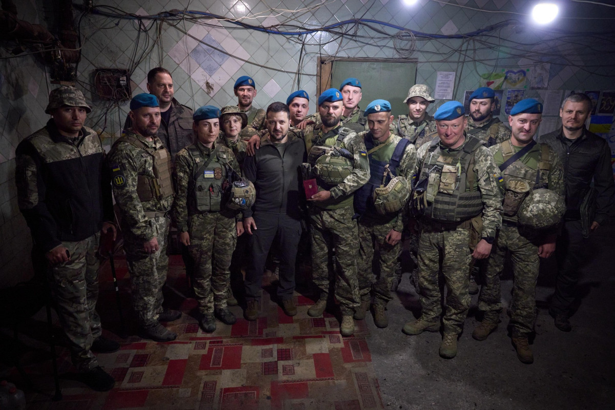 President of Ukraine visits frontline-PHOTO 