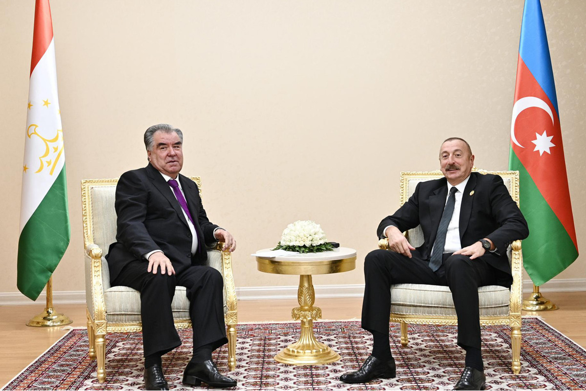 Эмомали Рахмон поздравил Президента Ильхама Алиева