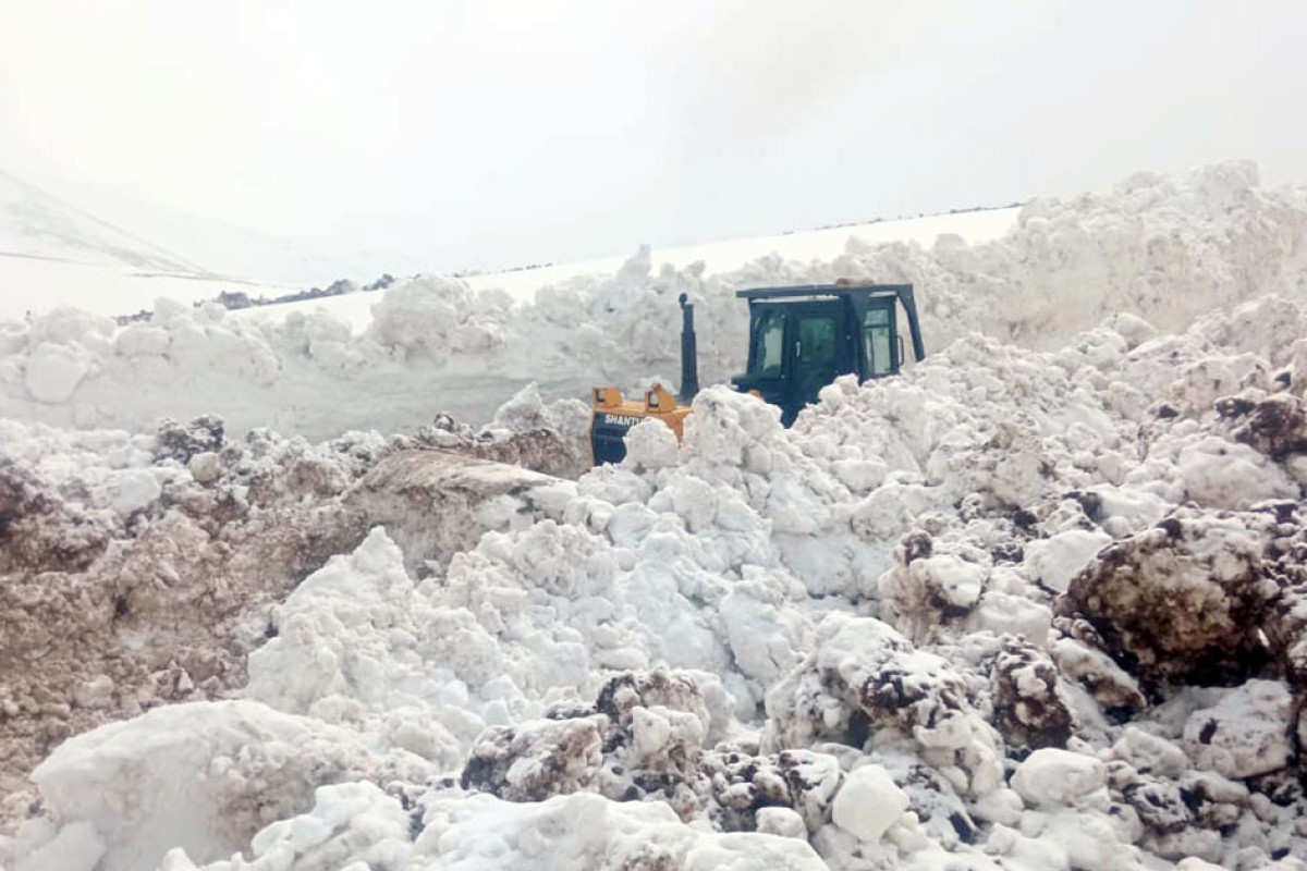 Минобороны: В мае 2023 года от снега  было расчищено 830 км дорог - ФОТО 