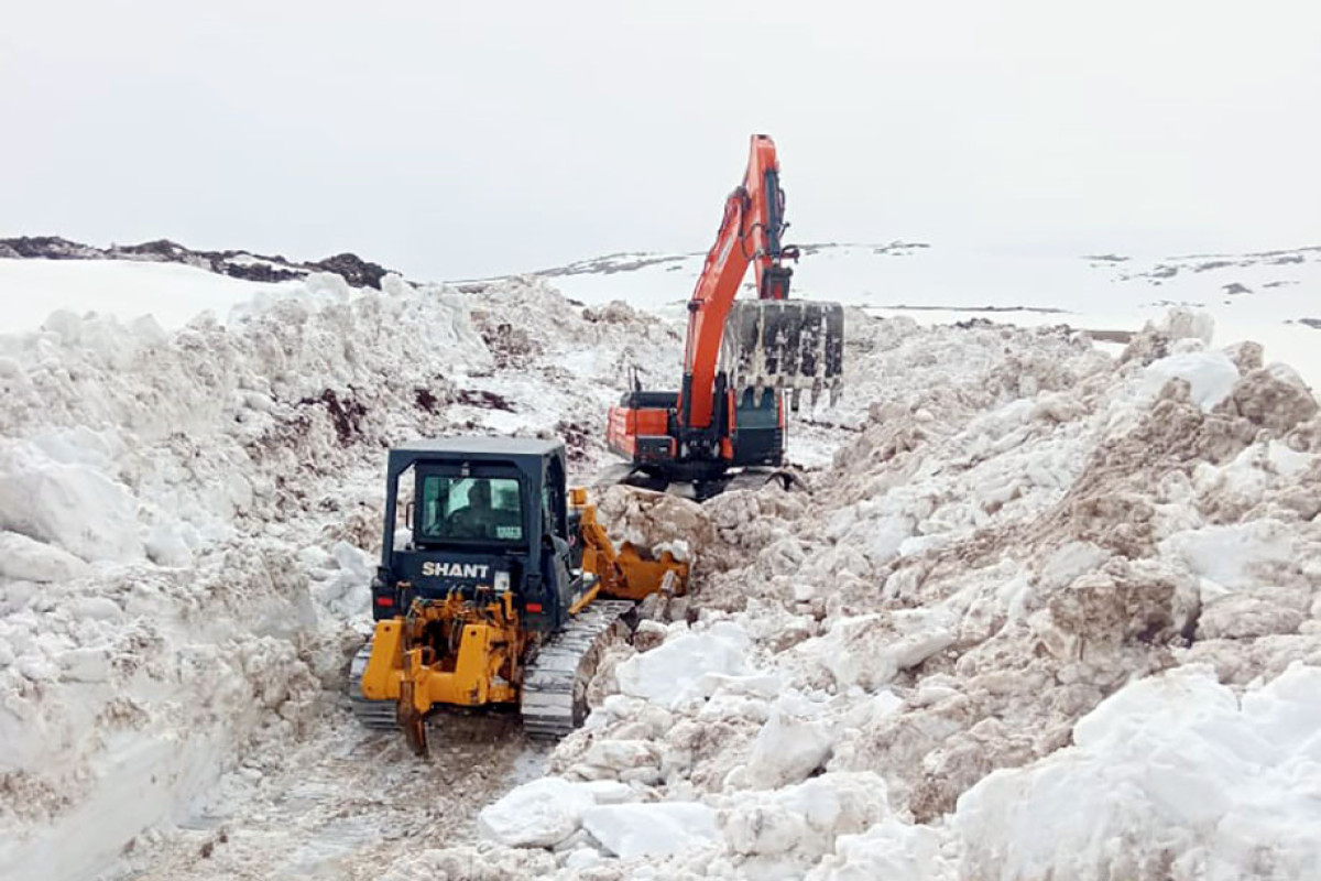 Минобороны: В мае 2023 года от снега  было расчищено 830 км дорог - ФОТО 