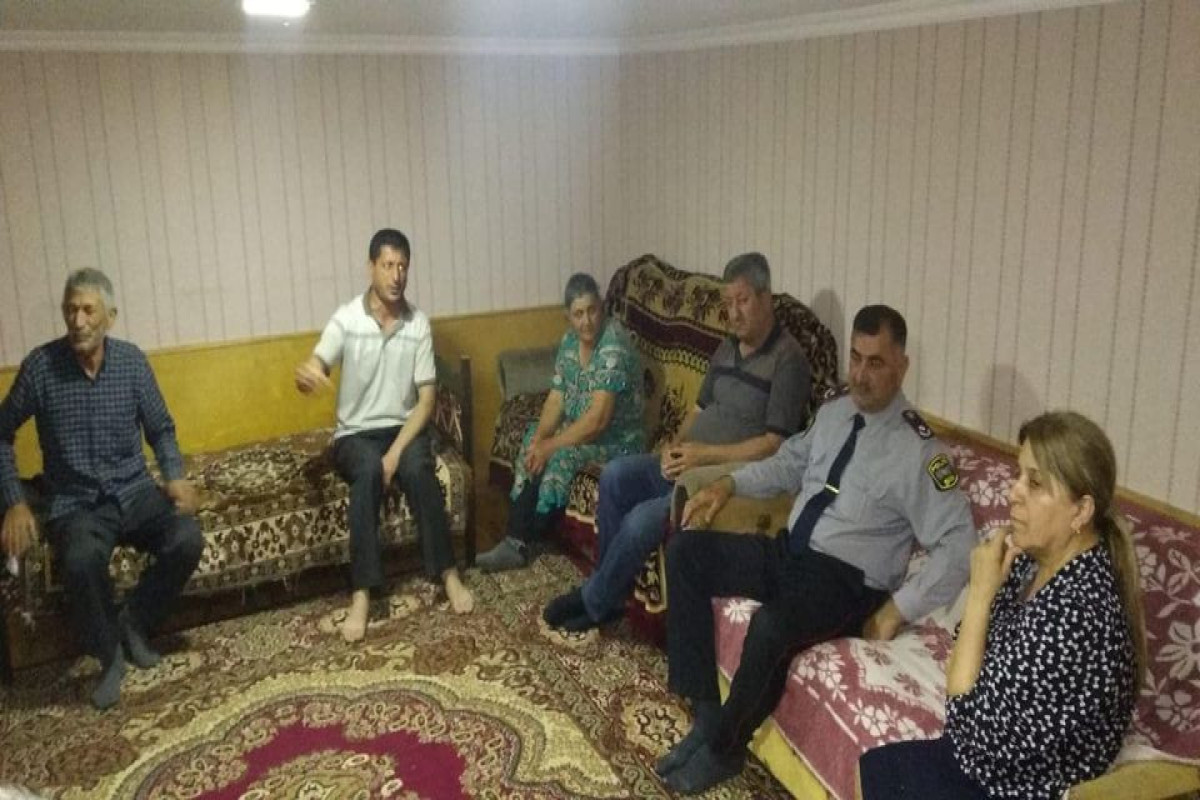 Bulvarda intihara cəhd edən qadının övladı atasının himayəsinə verilib