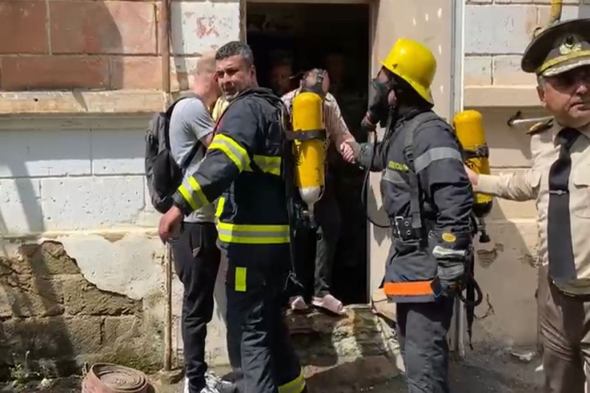 В Баку в жилом здании произошел пожар, спасены 3 человека-ВИДЕО 
