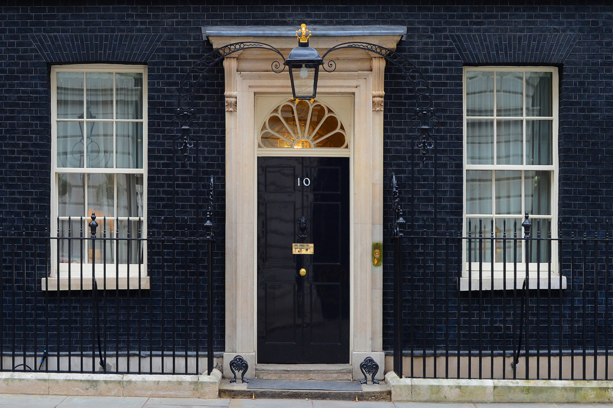 Maşını “Downing Street”in darvazasına çırpılan şəxs həbs olunub