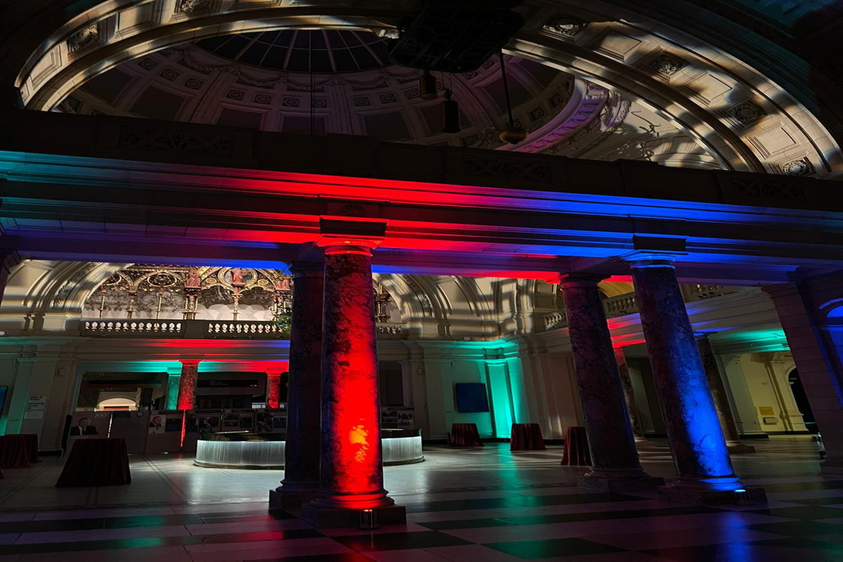 Музей Виктории и Альберта был подсвечен цветами азербайджанского флага