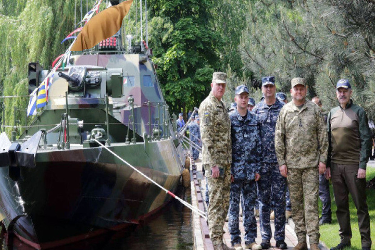 Главком ВСУ появился на церемонии передачи флоту нового бронекатера
