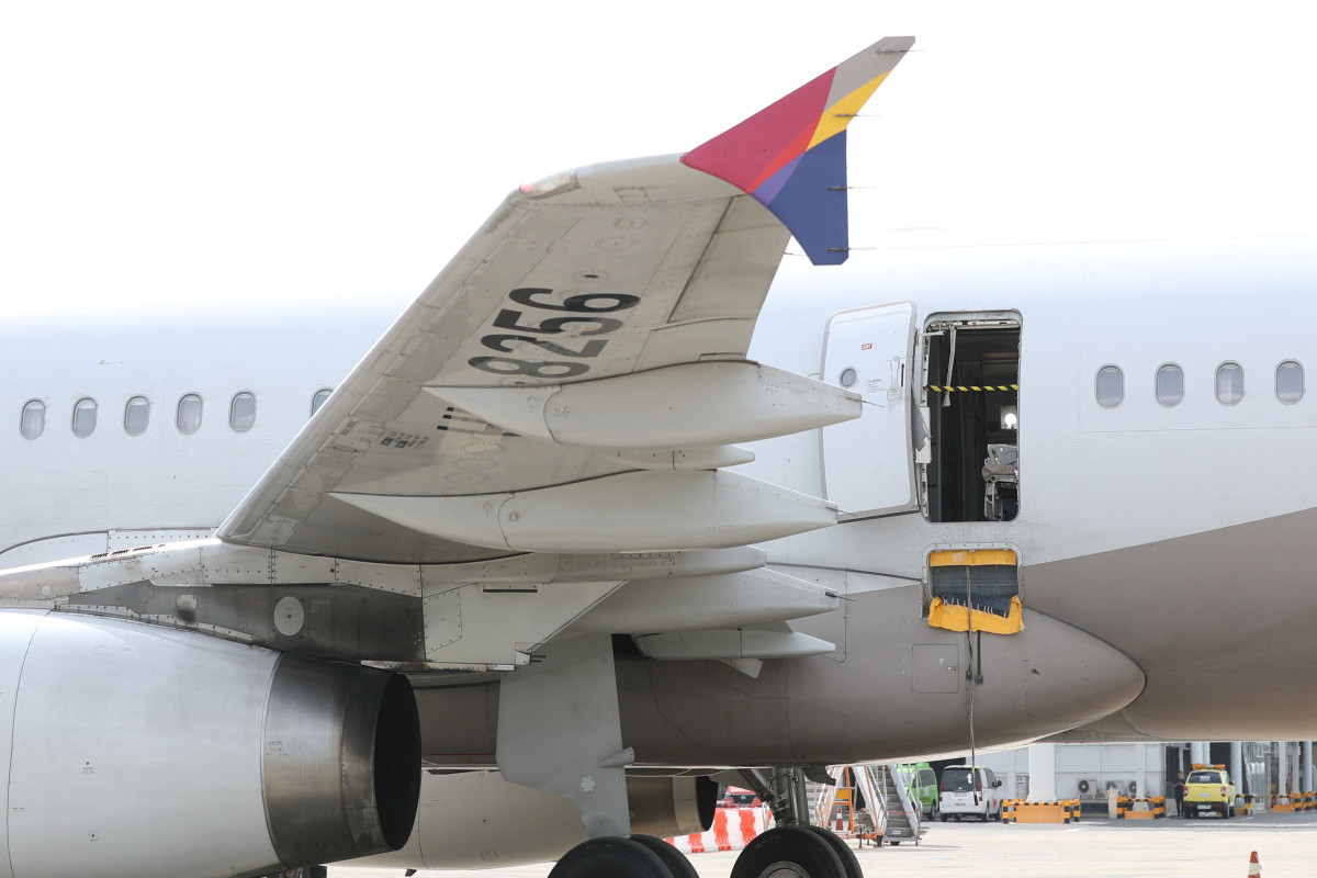 Man who opened Asiana plane door in mid-air tells police he was "uncomfortable"