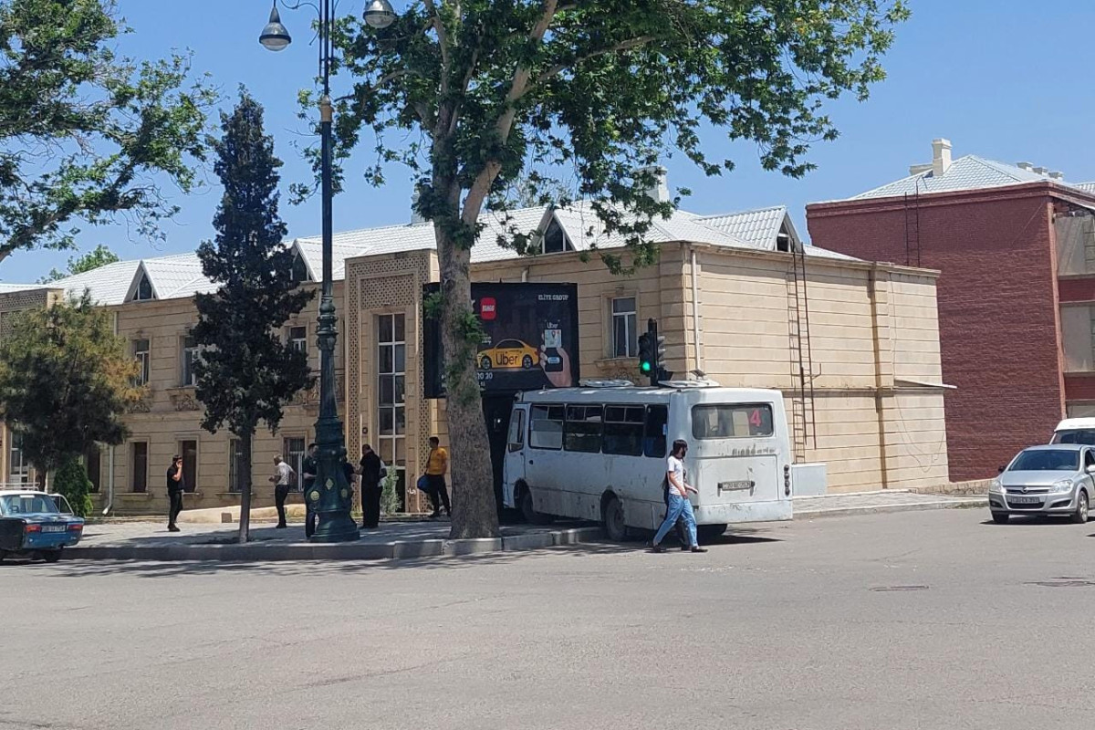 Gəncədə mikroavtobusun iştirakı ilə zəncirvari qəza olub