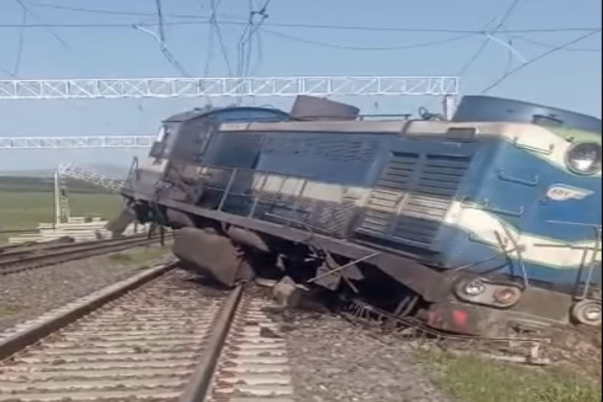 Azerbaijan Railways: As a result of derailment of locomotive in Georgia, our one employee passes away-<span class="red_color">UPDATED