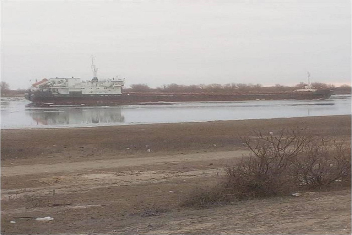 В России судоходном канале сел на мель теплоход, которое шло в Иран