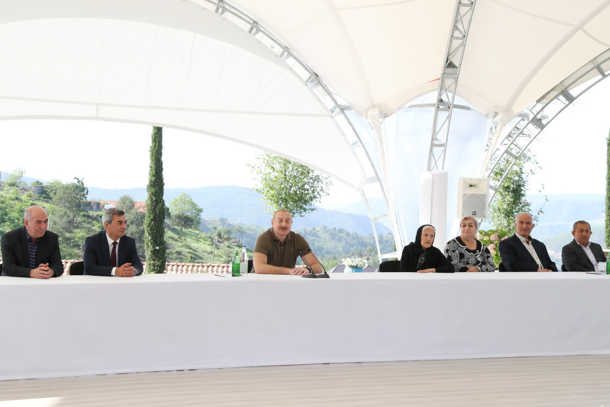 Президент Ильхам Алиев встретился с населением, вернувшимся в город Лачин