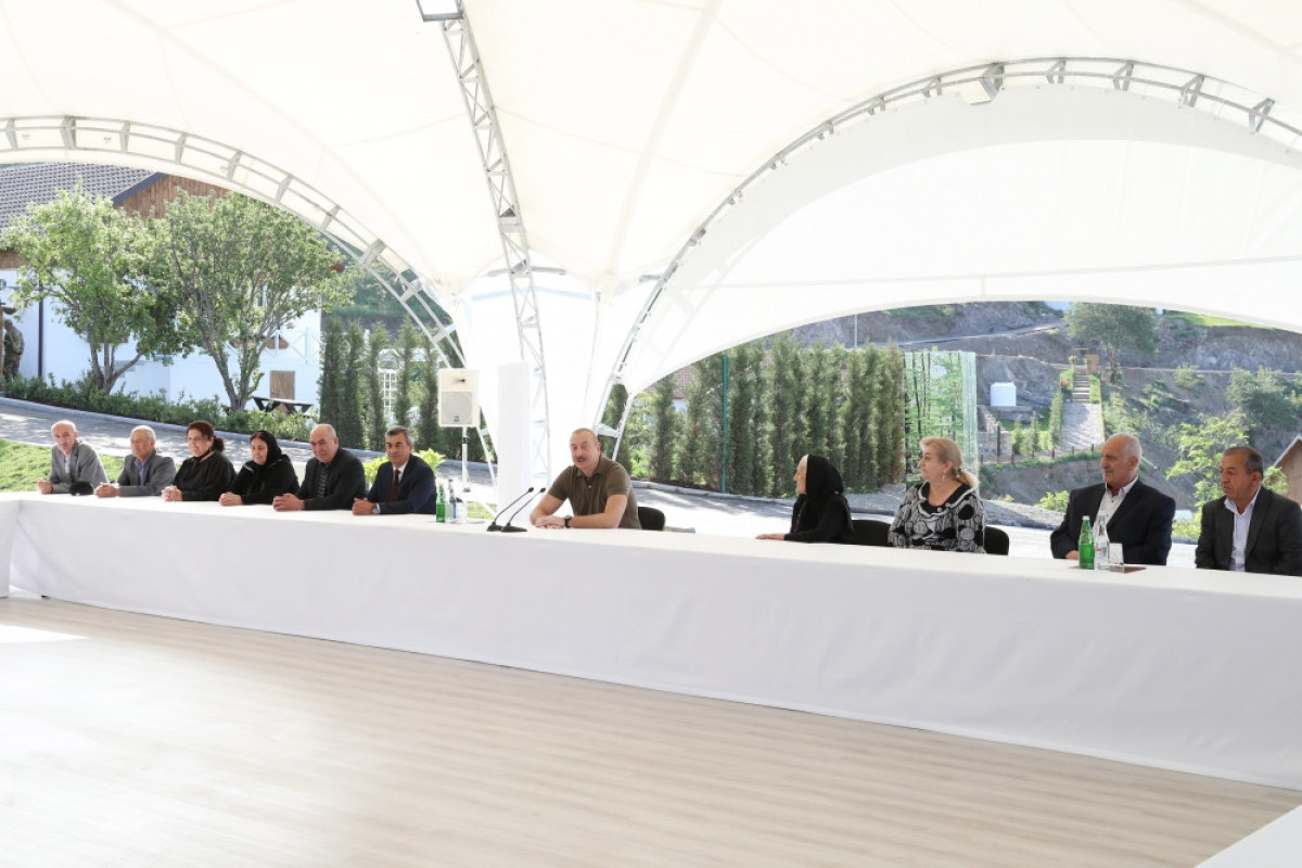 President Ilham Aliyev met with people who returned to the city of Lachin and presented house keys to them