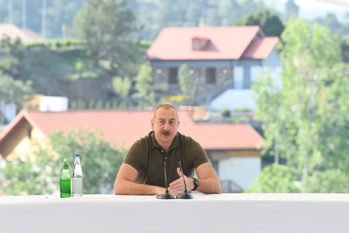 President Ilham Aliyev met with people who returned to the city of Lachin and presented house keys to them