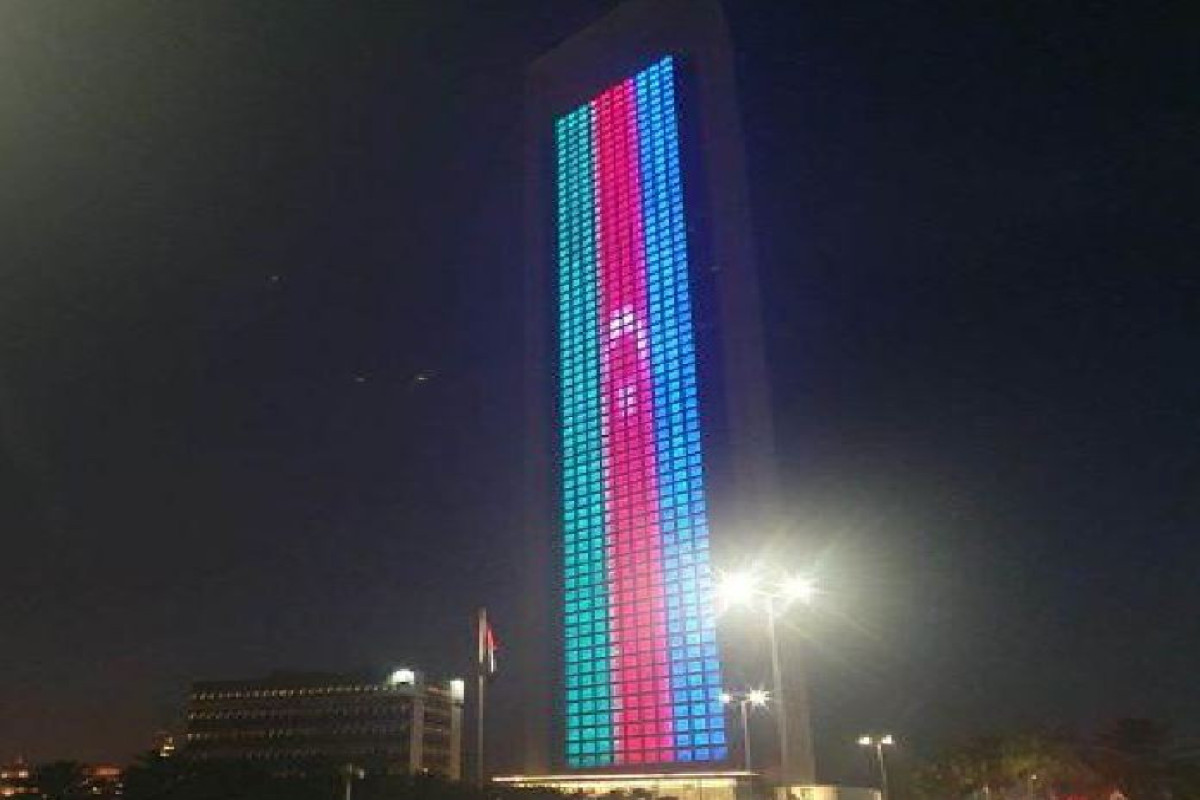 BƏƏ-nin Milli Neft Şirkətinin binası üzərində Azərbaycan bayrağı əks olunub