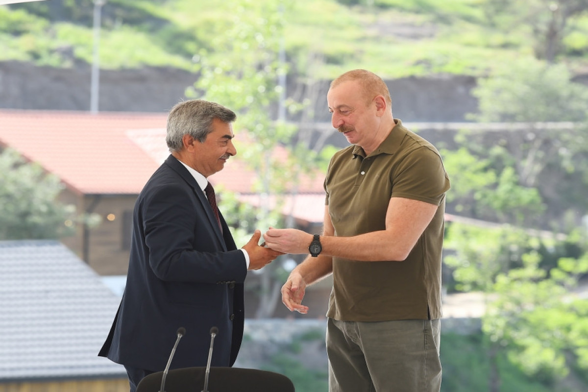 Президент Ильхам Алиев встретился с населением, вернувшимся в город Лачин, вручил им ключи от домов -ОБНОВЛЕНО 