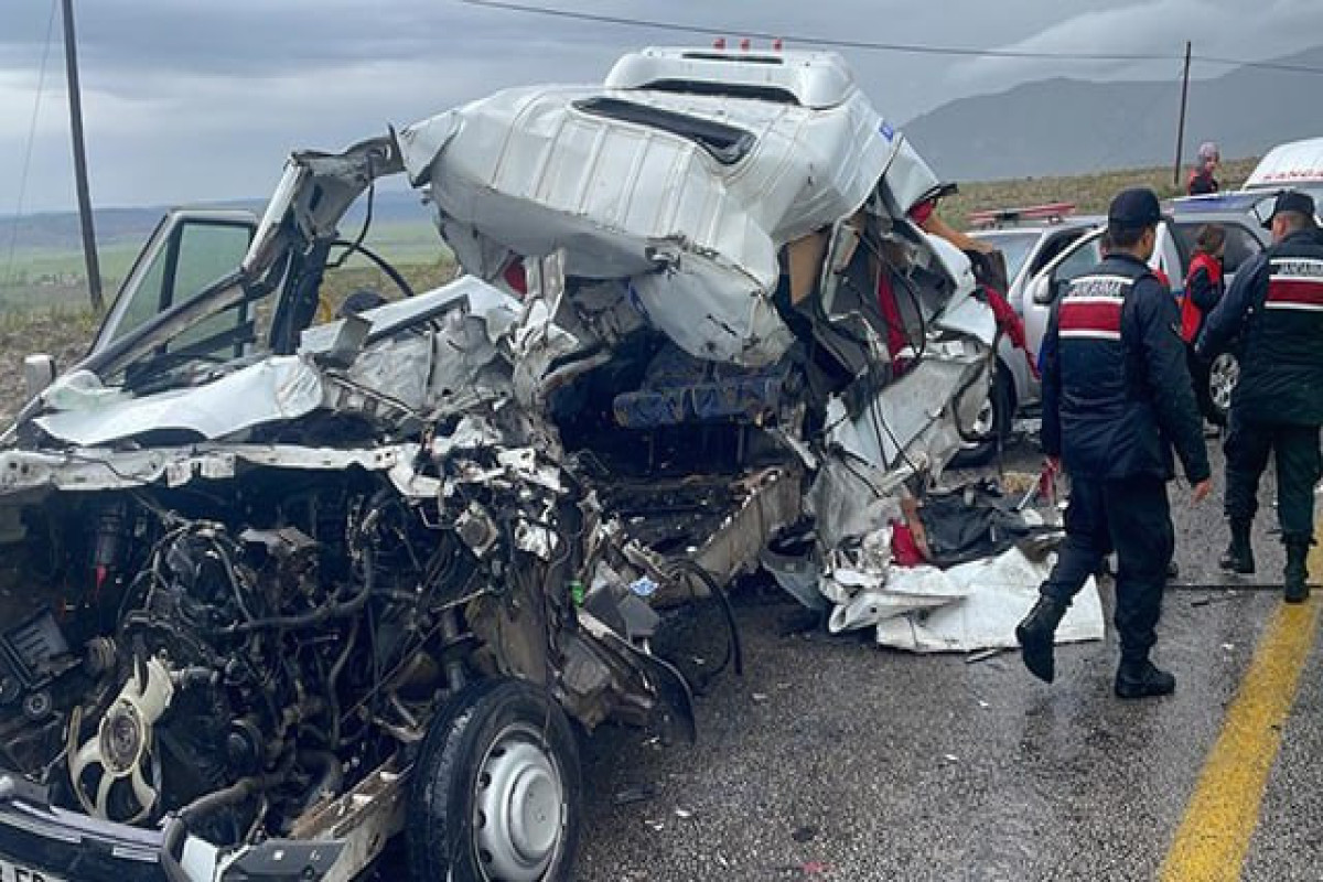 В Турции столкнулись грузовик и пассажирский микроавтобус, есть погибшие