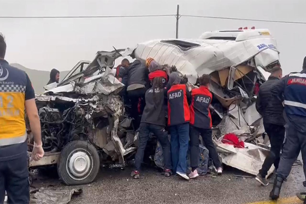 В Турции столкнулись грузовик и пассажирский микроавтобус, есть погибшие