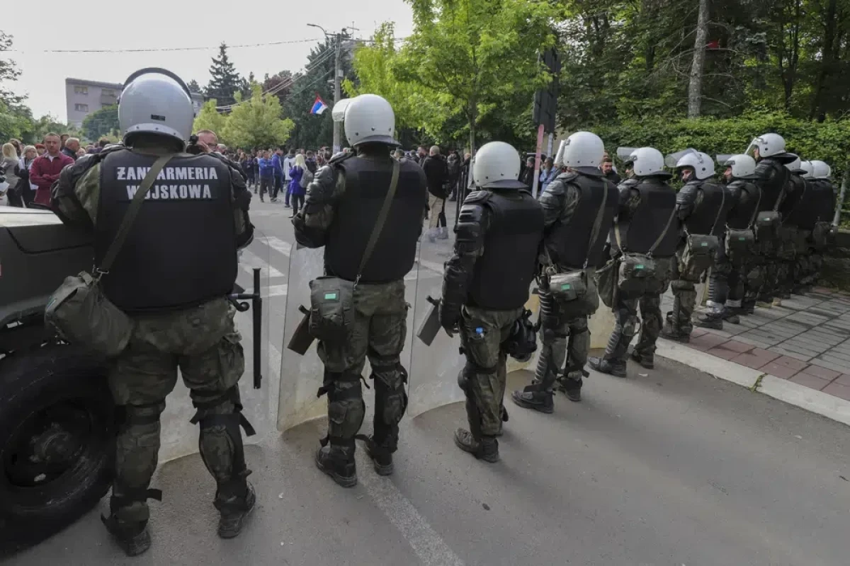 25 NAT0-led peacekeepers injured in Kosovo in clashes with Serbs outside municipal building-PHOTO 