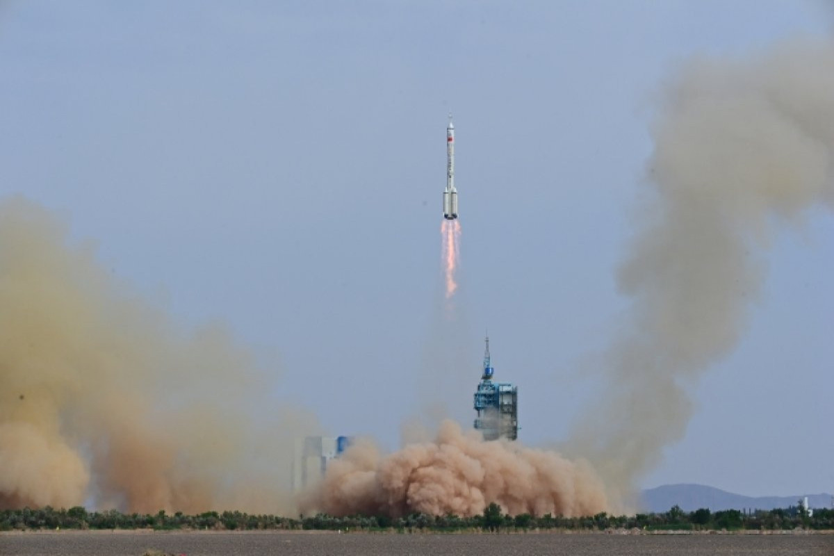 Китай запустил корабль «Шэньчжоу-16» с тремя тайконавтами к своей орбитальной станции