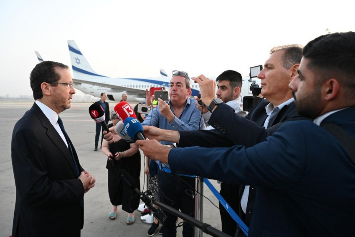 Исхак Герцог отправился с визитом в Азербайджан