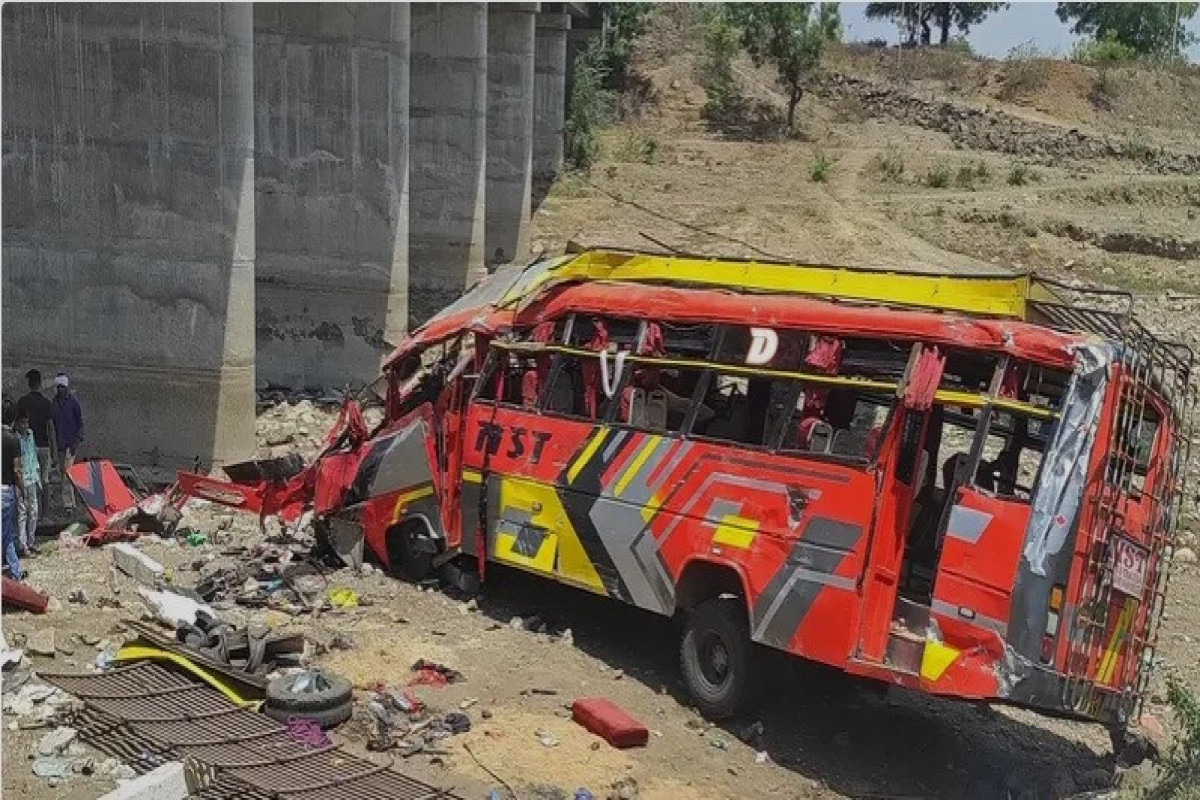 At least 10 dead after bus carrying Hindu pilgrims skids off bridge in Kashmir