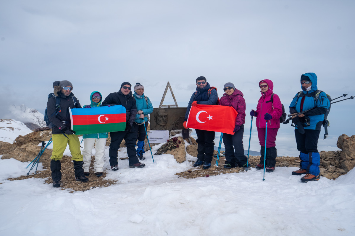 A group of employees of "Azerlotereya" OJSC marched to "Heydar Peak"-<span class="red_color">PHOTO