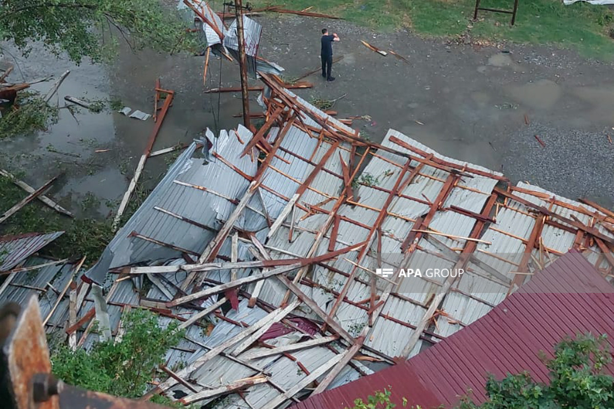 В Гёйчае сильный ветер сорвал крыши с домов, повредил автомобили