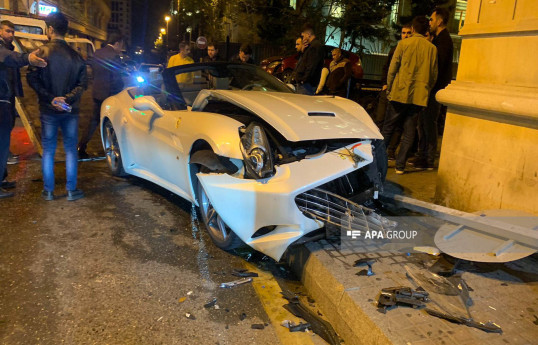 Bakıda "Prius"la "Ferrari" toqquşub, xəsarət alanlar var - FOTO  - VİDEO 