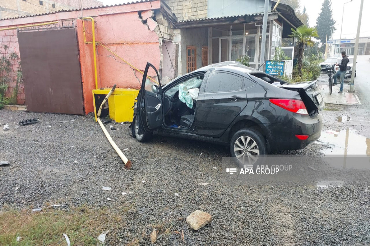 Lənkəranda maşın dirəyə çırpılıb, ölən və xəsarət alan var - FOTO  - YENİLƏNİB 