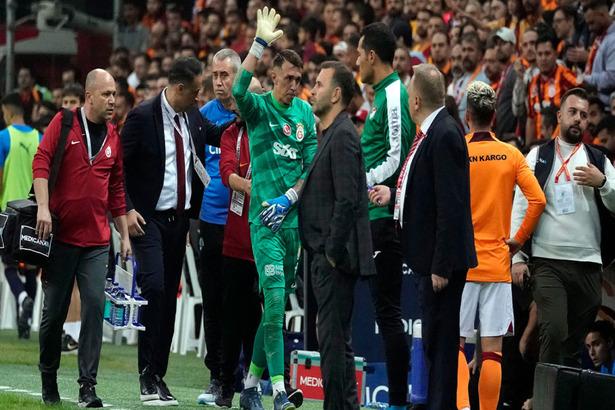 “Qalatasaray”da ciddi itki: Muslera 3-4 həftə yaşıl meydanlardan uzaq qalacaq
