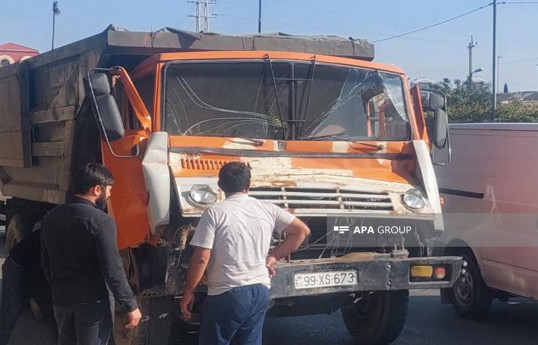 Gəncədə iki yük avtomobili toqquşub - FOTO 