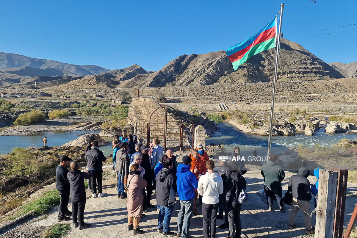 Beynəlxalq səyyahlar Xudafərin körpüsündə olublar - FOTO 
