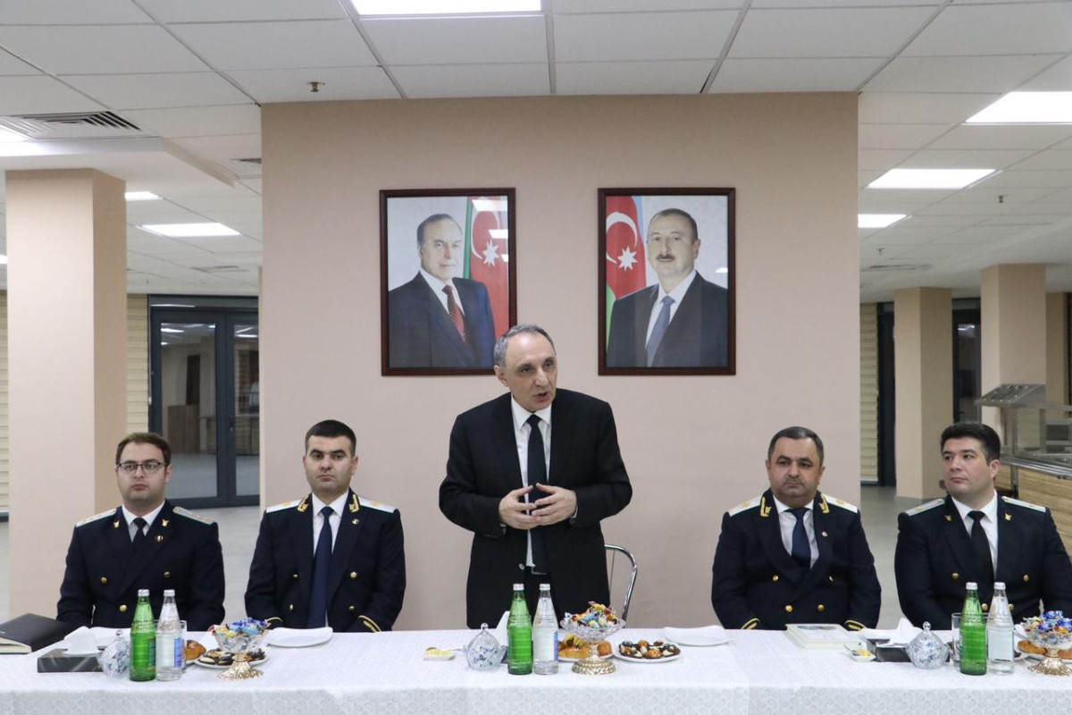 Kamran Əliyev Prokurorluğun veteranları ilə görüşüb