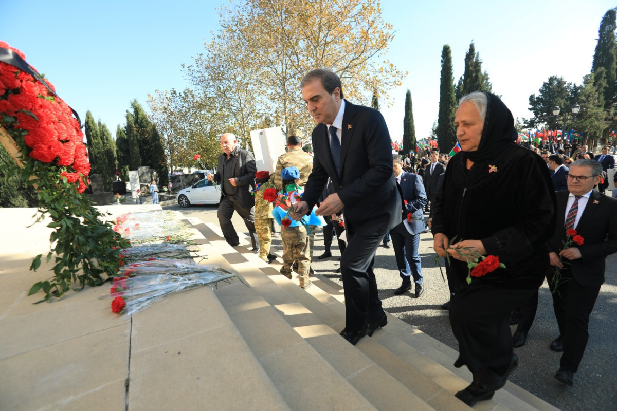 Gəncədə “Tariximizin Zəfər salnaməsi” adlı tədbir keçirilib, Şəhidlər xiyabanı ziyarət edilib - FOTO 