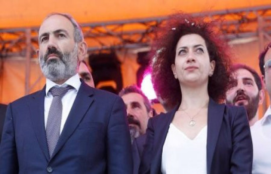 Paşinyan və həyat yoldaşı Parisə gedib