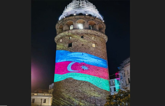 İstanbuldakı Qalata qülləsi Azərbaycan bayrağı rənglərində işıqlandırılıb - VİDEO 